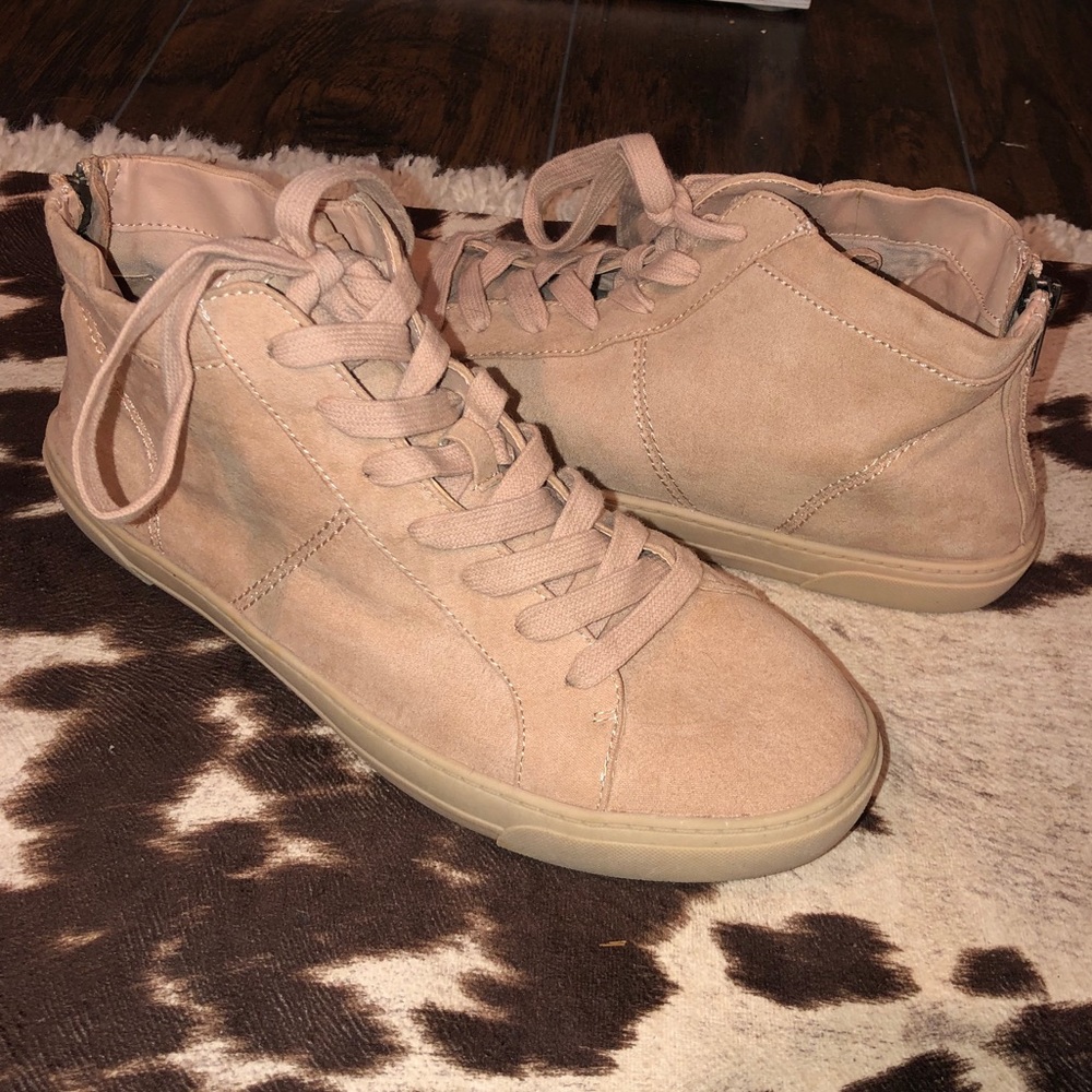 Casual tennis shoes
